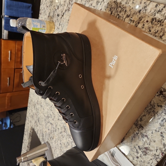 Christian Louboutin - Picture 5 of 10